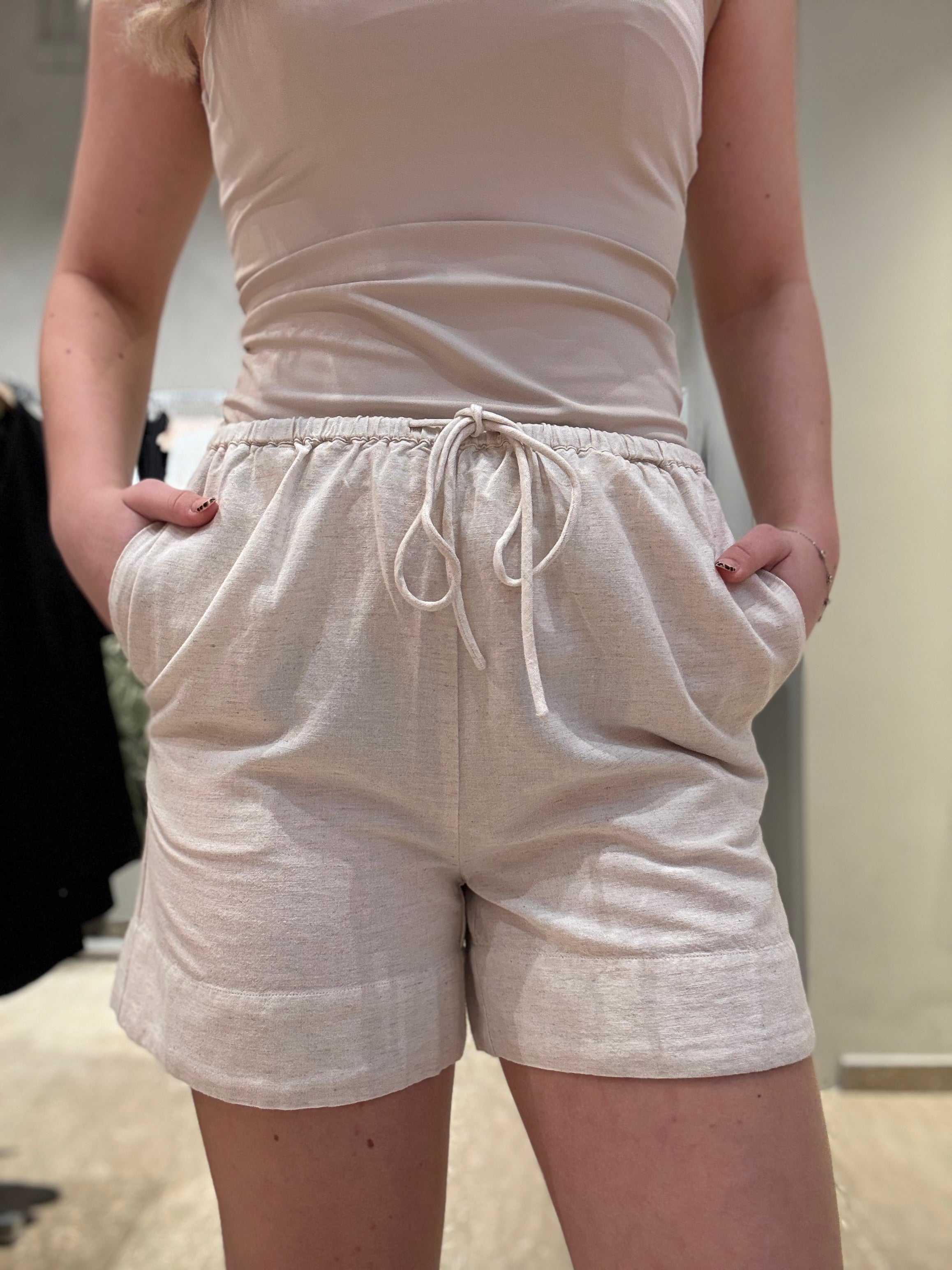 VIPRISILLA Shorts - Super Light Natural Melan