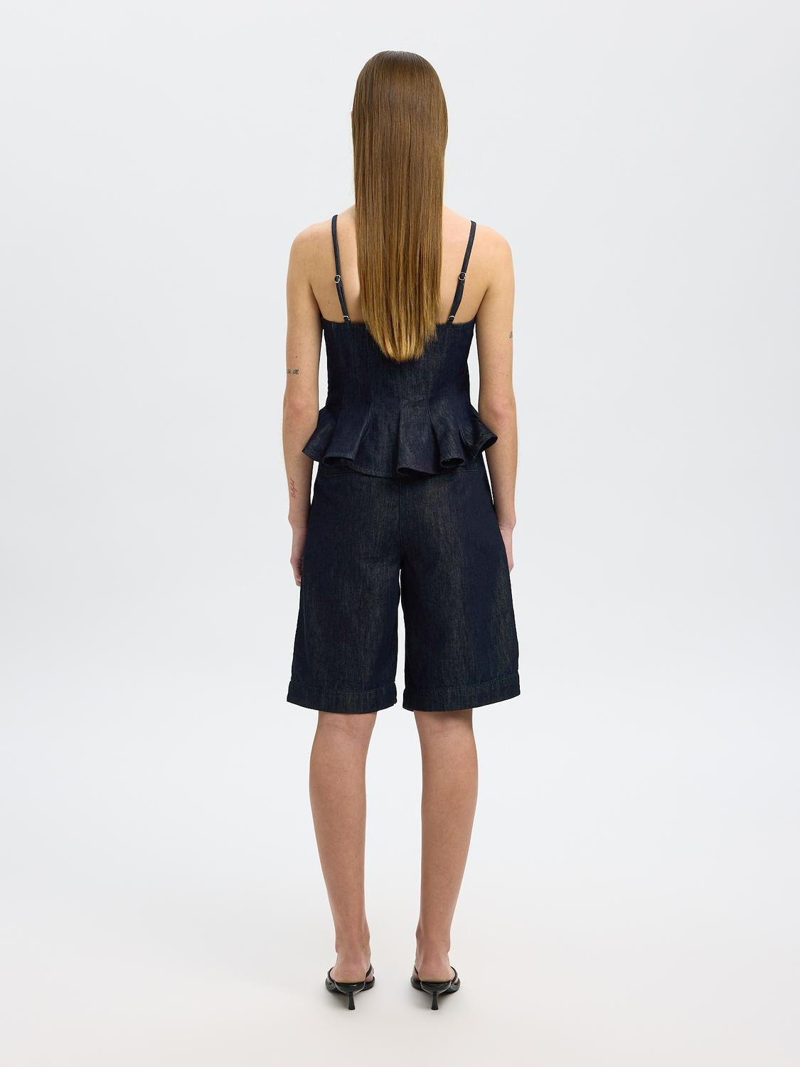 model_shot-back