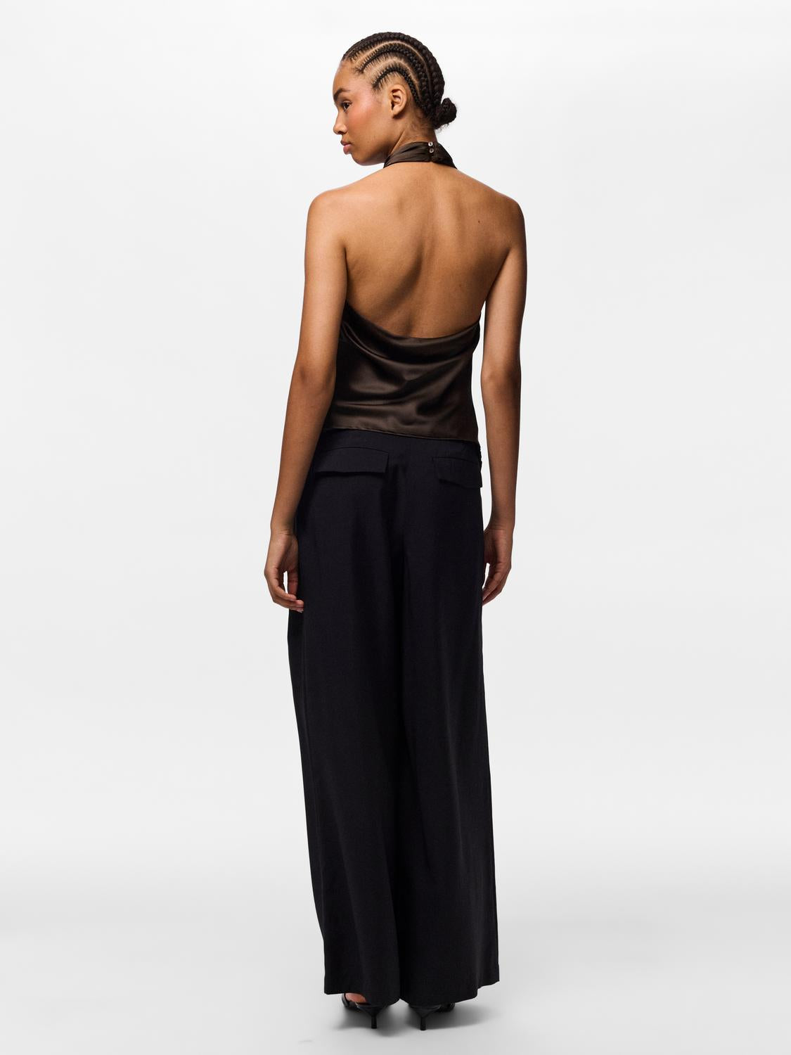 model_shot-back