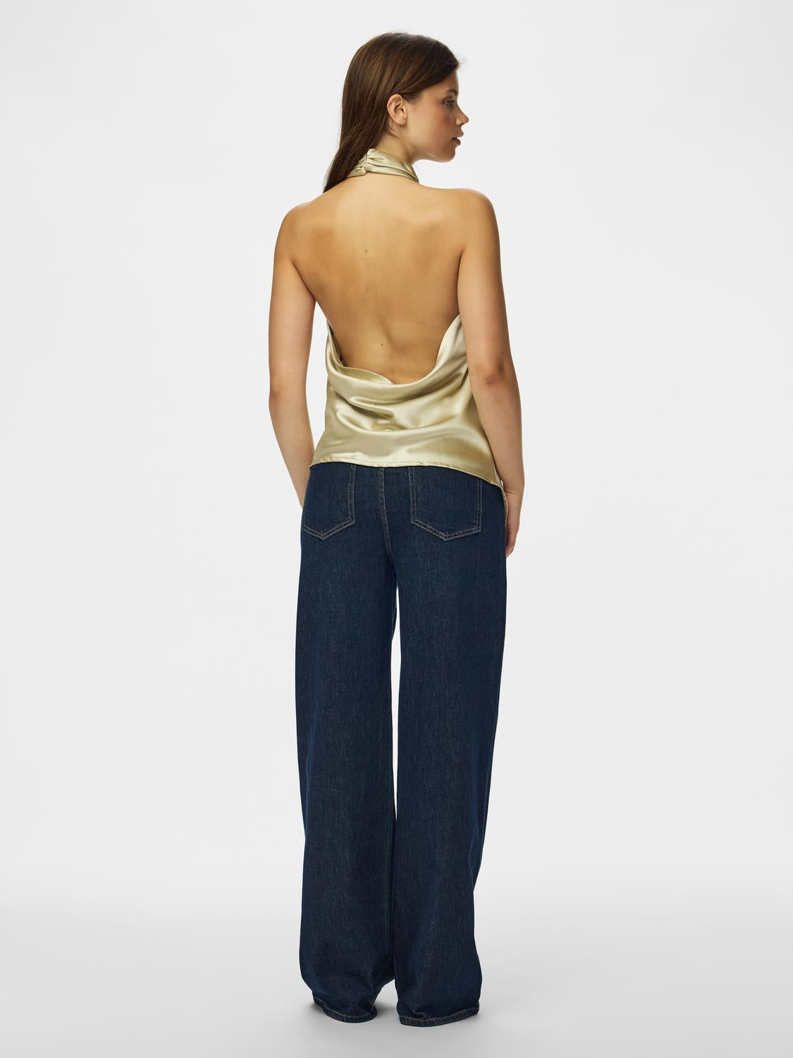 model_shot-back