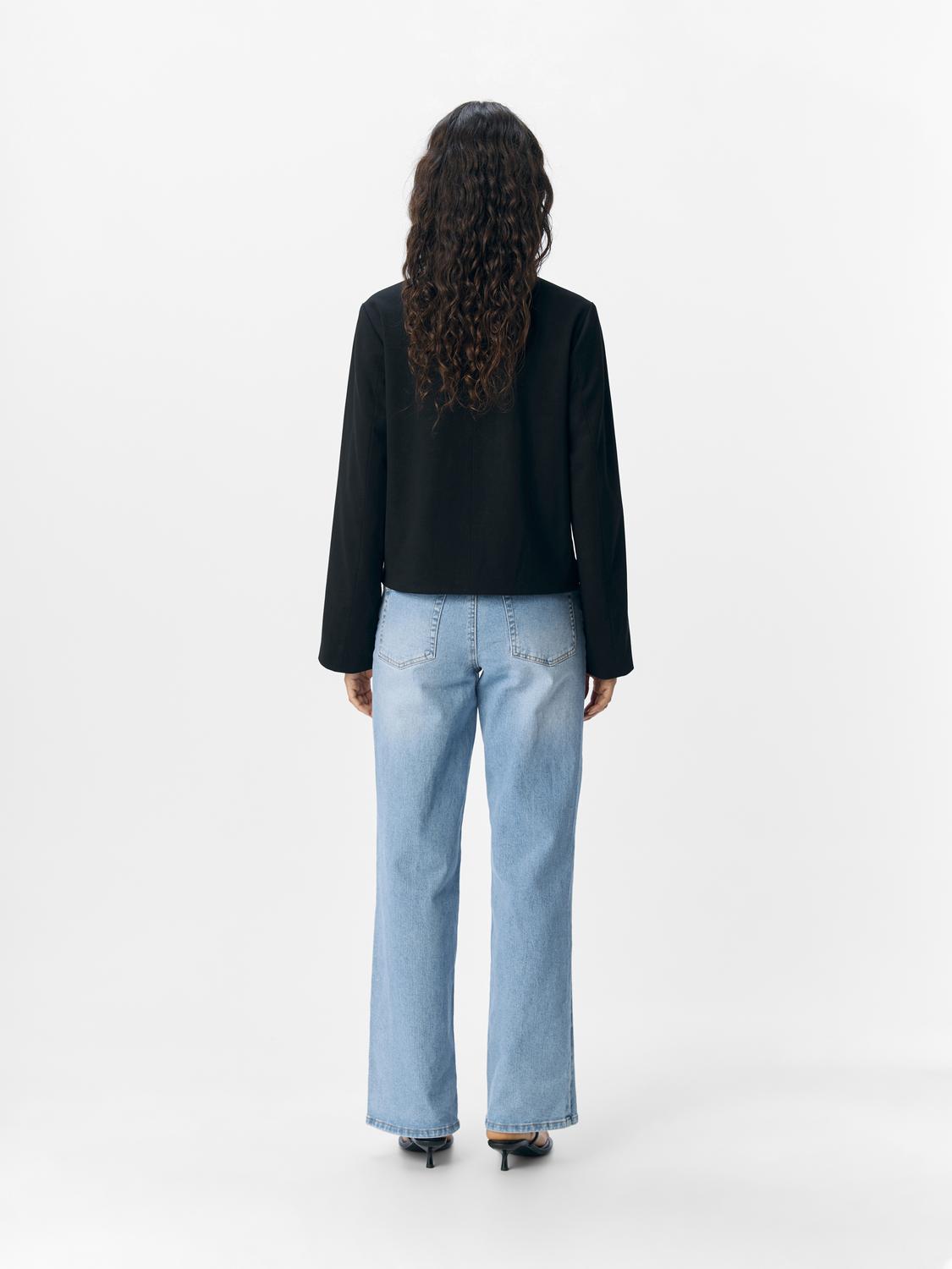 model_shot-back